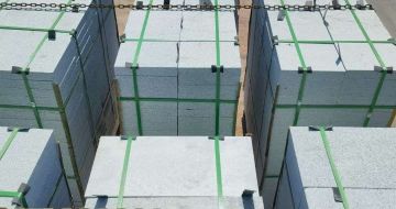 铁岭 芝麻白花岗岩5公分地铺石 花岗岩厂家工厂装车日常