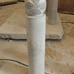 铁岭 芝麻白花岗岩石材挡车石柱、停车柱、圆柱挡车柱、方柱挡车柱等