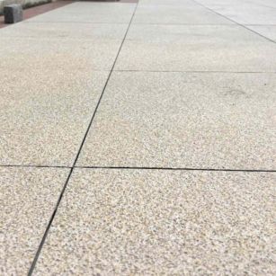 铁岭 黄金麻花岗岩石板材荔枝面地面铺装效果