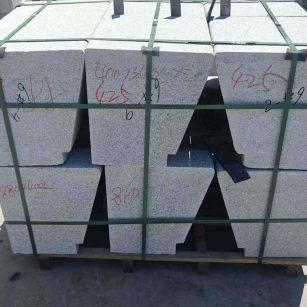 铁岭 芝麻白异形坐凳，石凳