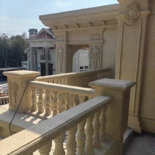 铁岭 黄金麻别墅外墙干挂雕花配合阳台栏杆花瓶柱