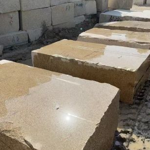 铁岭 黄金麻方料堆场洗料分选中，原材料充足