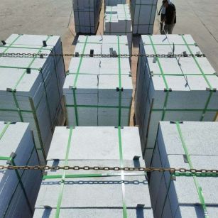 铁岭 芝麻白花岗岩5公分地铺石 花岗岩厂家工厂装车日常