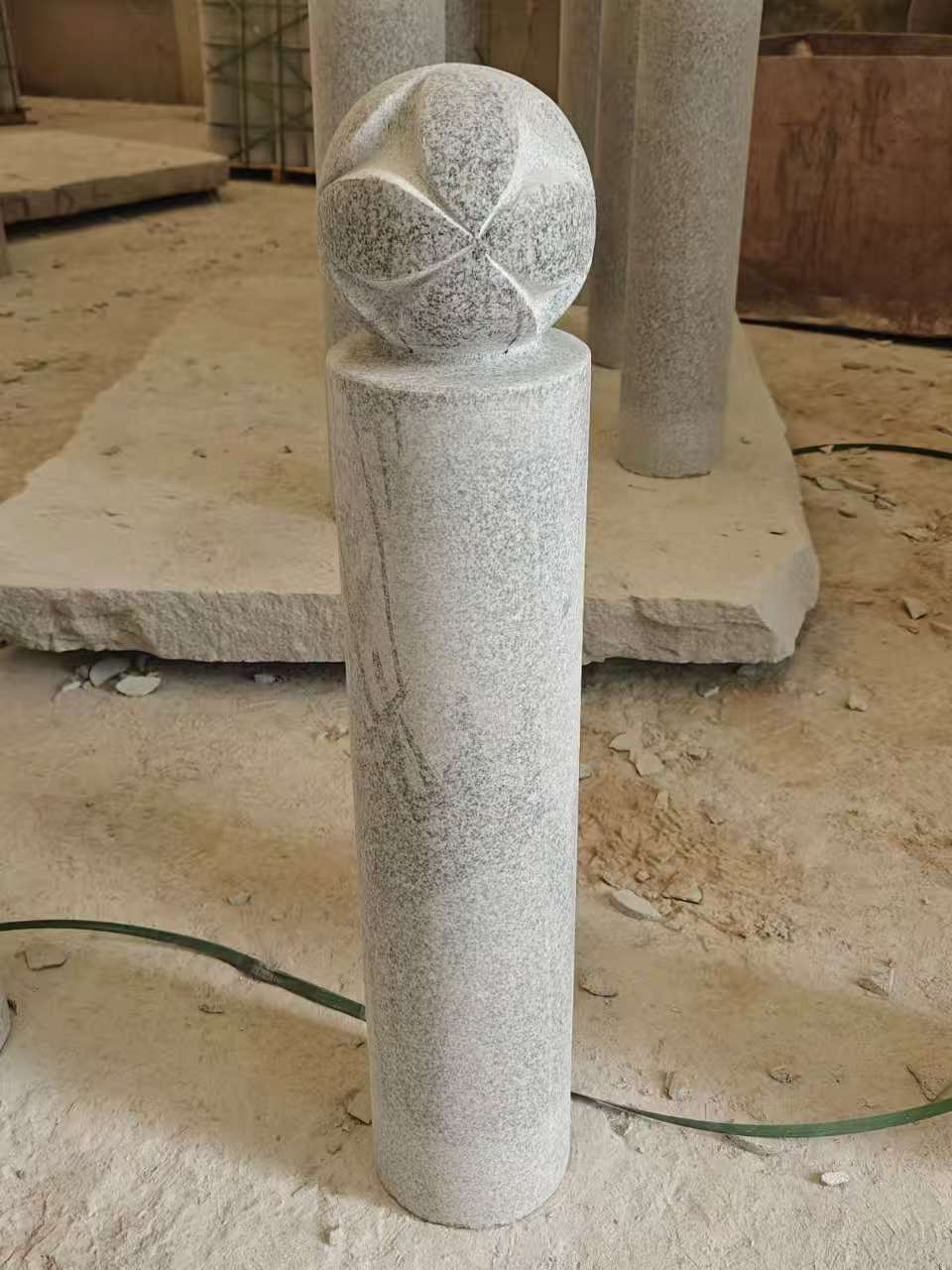 铁岭 芝麻白花岗岩石材挡车石柱、停车柱、圆柱挡车柱、方柱挡车柱等