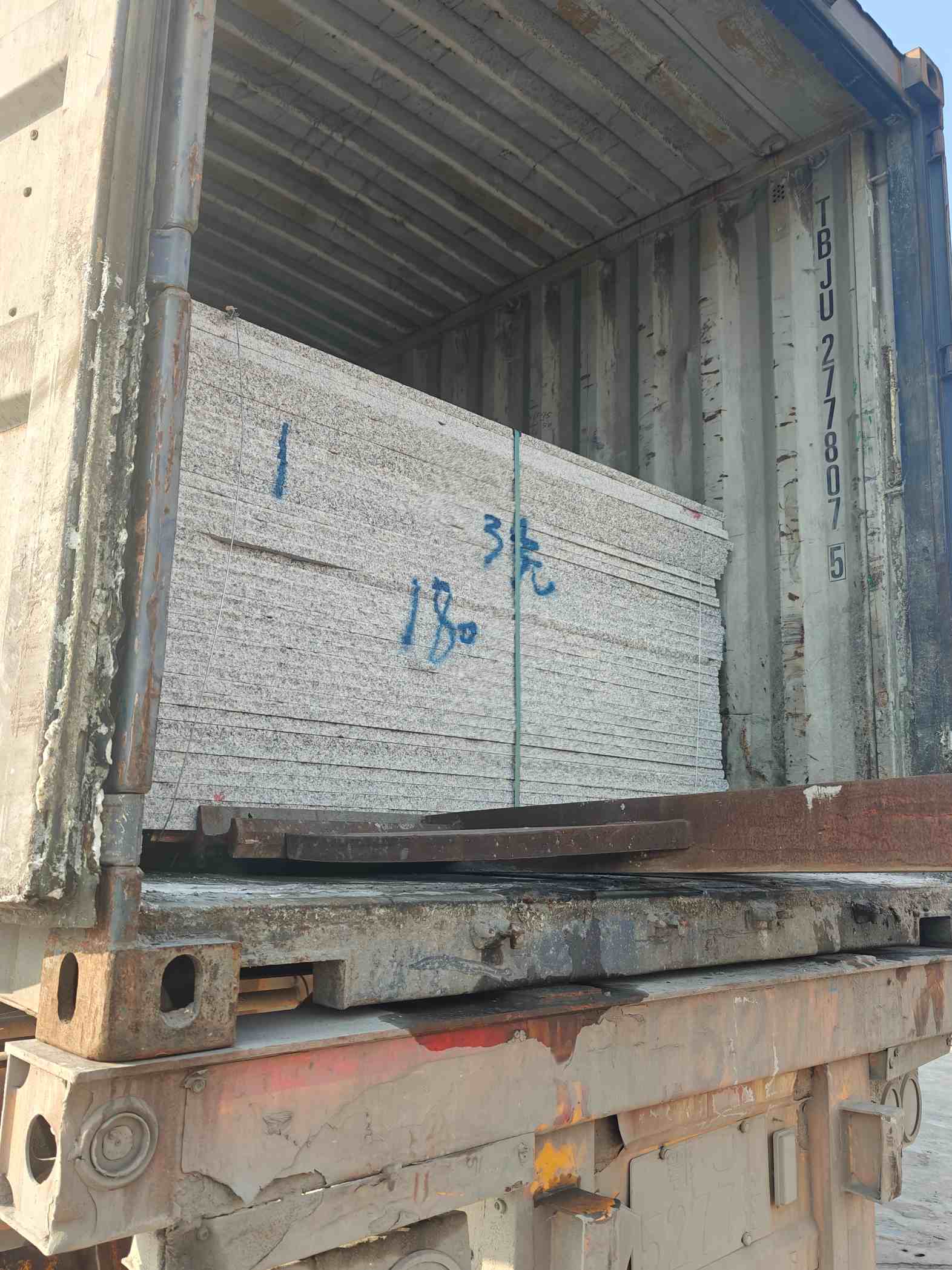 铁岭 芝麻白花岗岩石材3.0公分光面毛板装柜出货