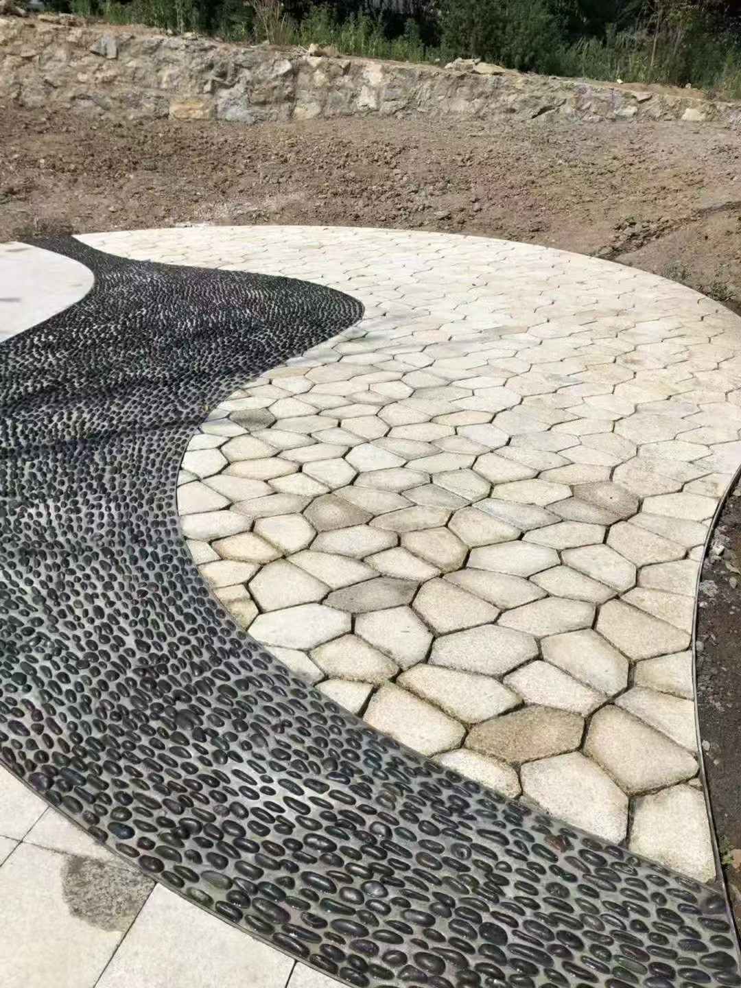 铁岭 黄金麻冰裂纹地铺石工地铺装案例