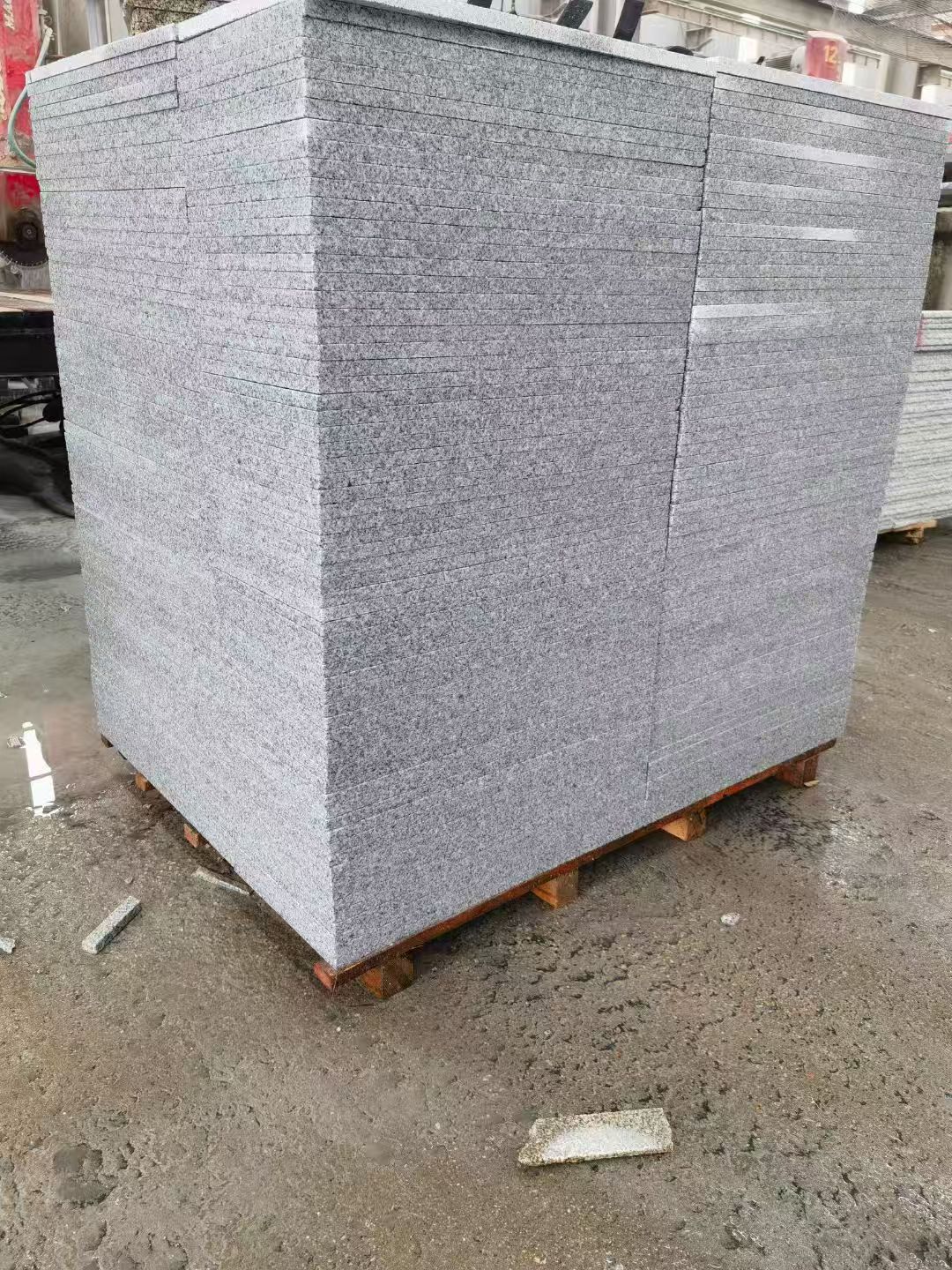 铁岭 芝麻白火烧面1.8厚300*600地铺石，尺寸标准，厚薄均匀