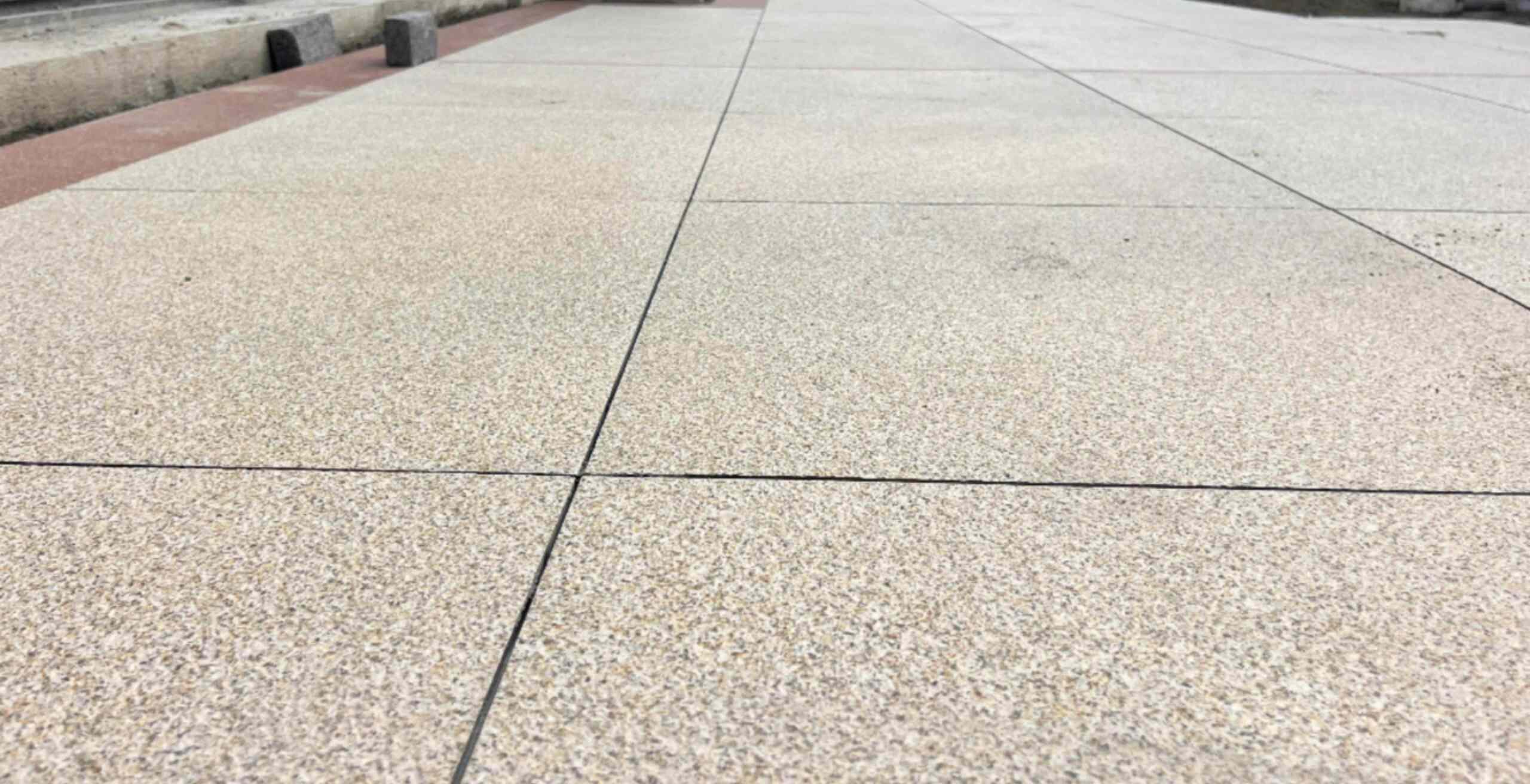 铁岭 黄金麻花岗岩石板材荔枝面地面铺装效果