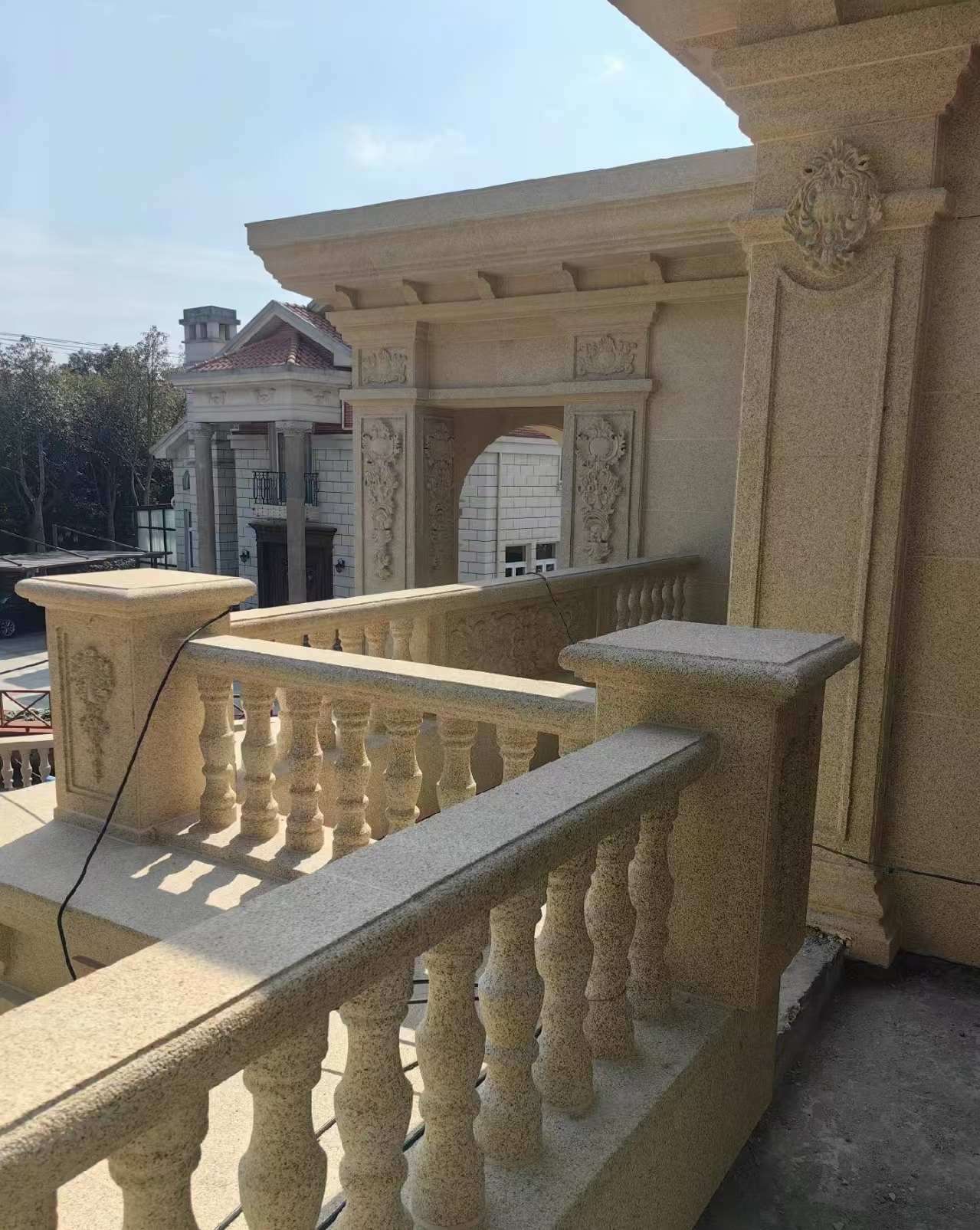 铁岭 黄金麻别墅外墙干挂雕花配合阳台栏杆花瓶柱