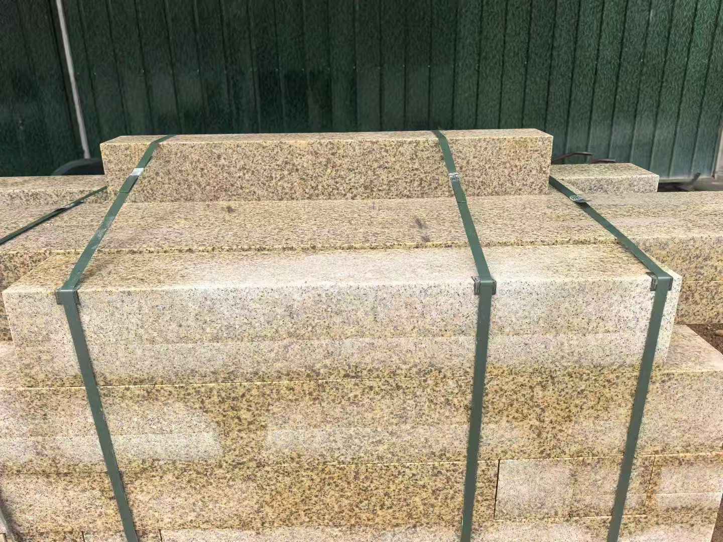 铁岭 黄金麻花岗岩石材机切面栏杆料半成品