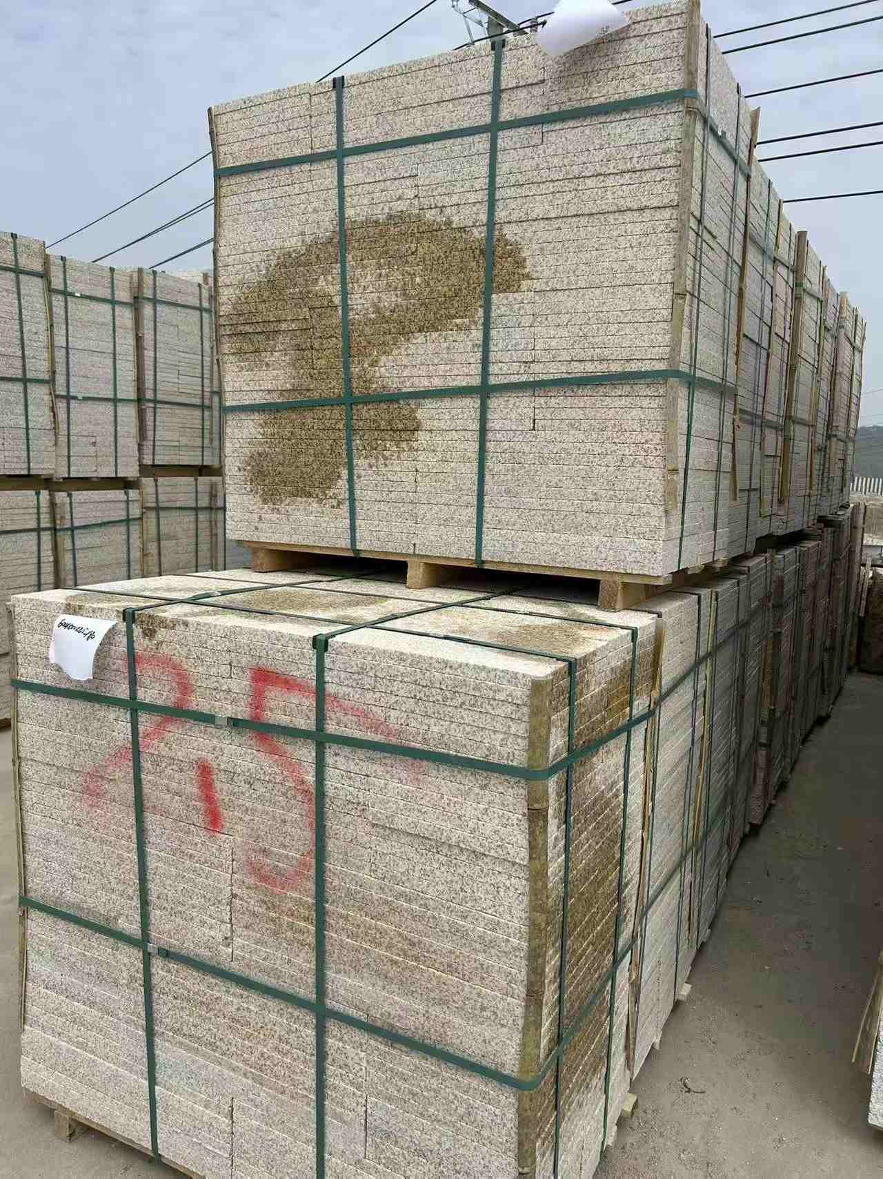 铁岭 黄金麻花岗岩石材荔枝面地铺石2.5*300*600