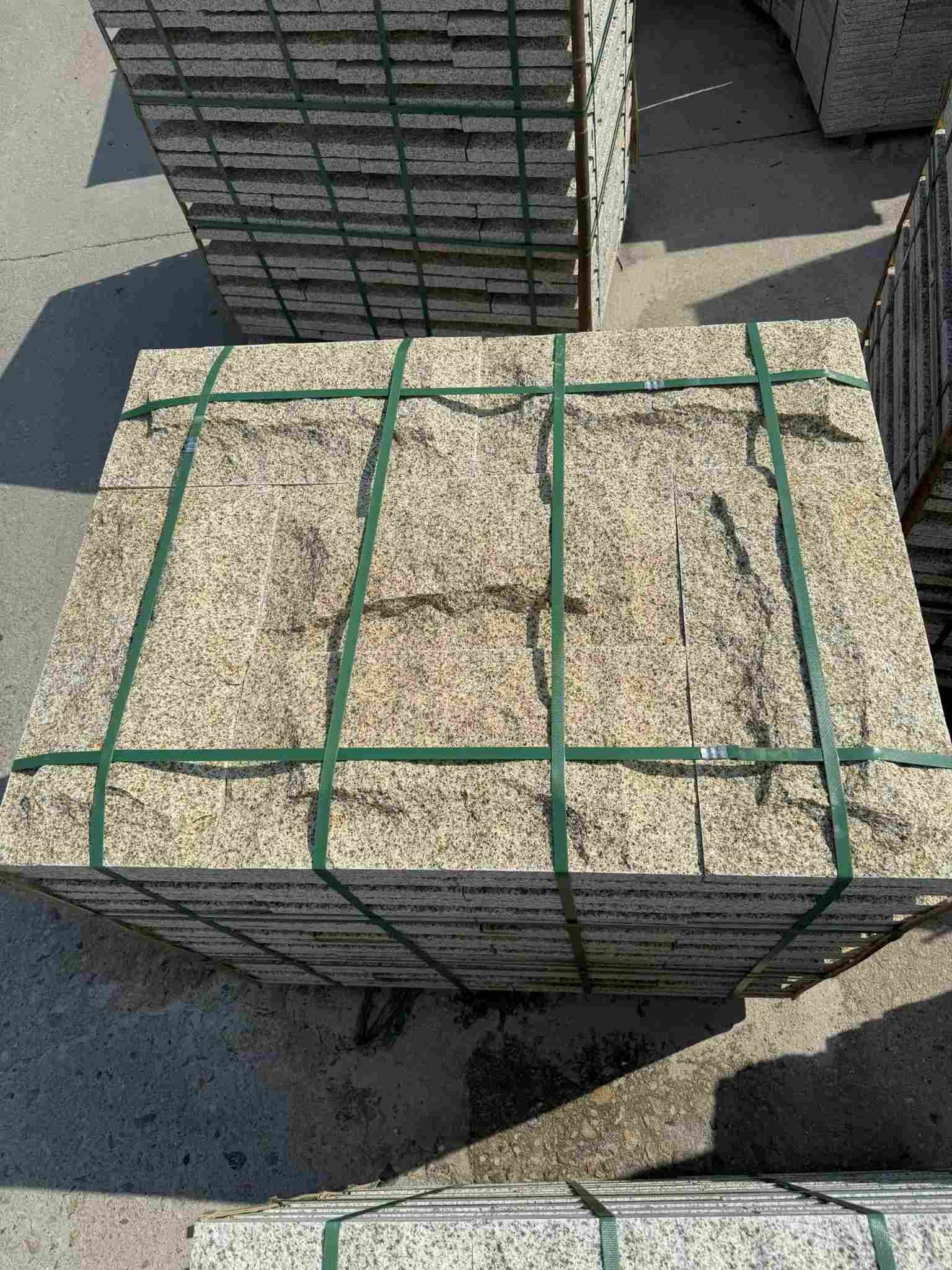 铁岭 黄金麻花岗岩石材自然面蘑菇石成品