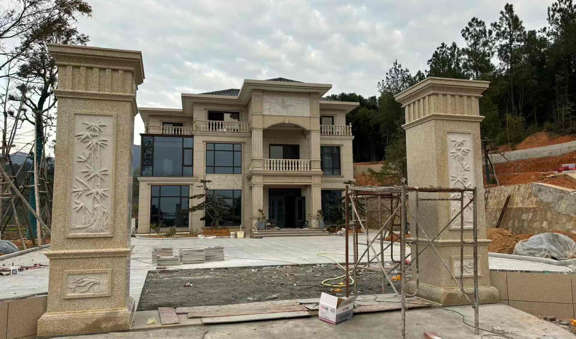 铁岭 黄金麻花岗岩别墅雕花外墙干挂配上门口雕花罗马柱