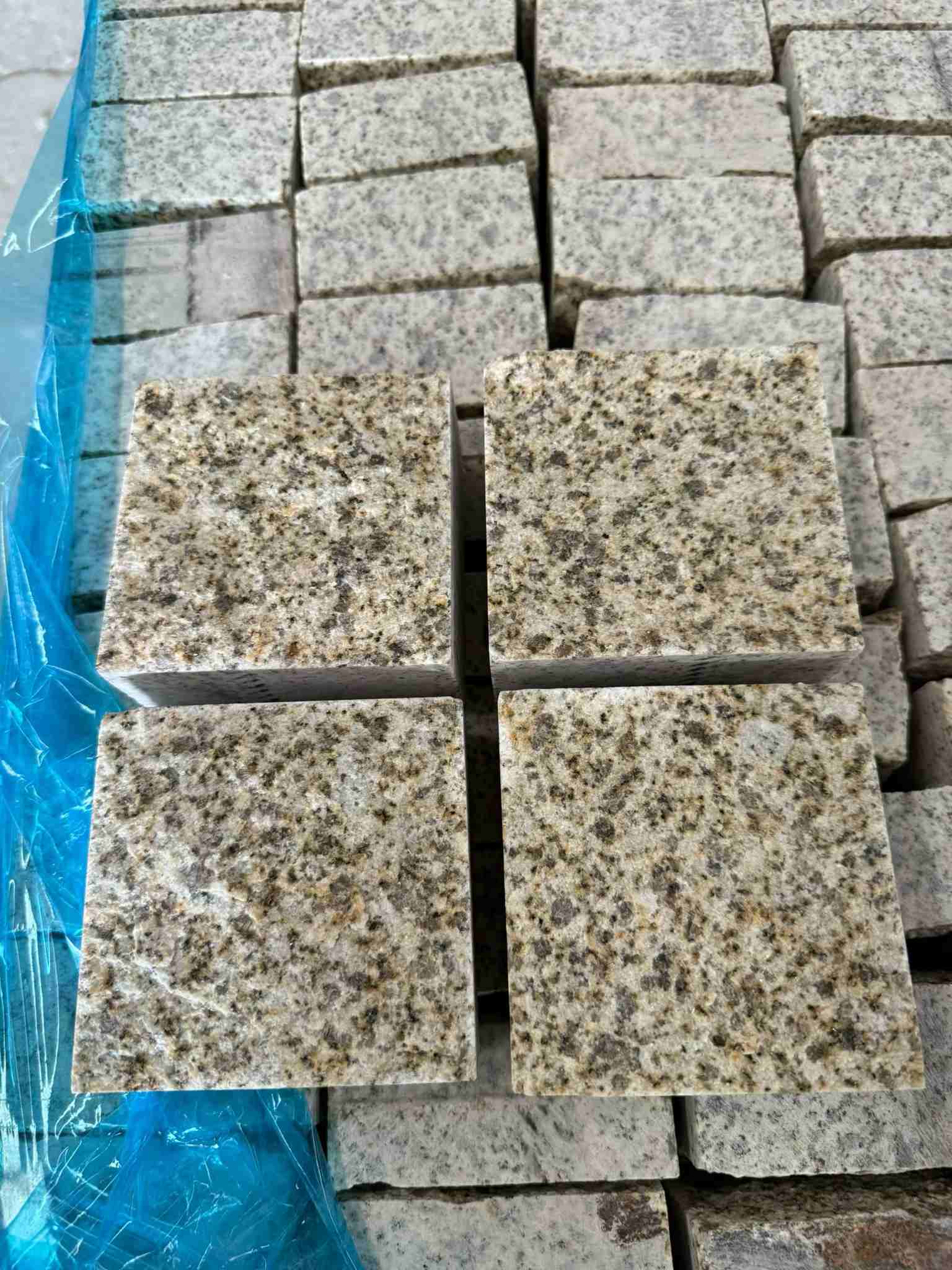 铁岭 黄金麻花岗岩自然面小方块，弹石，马蹄石等