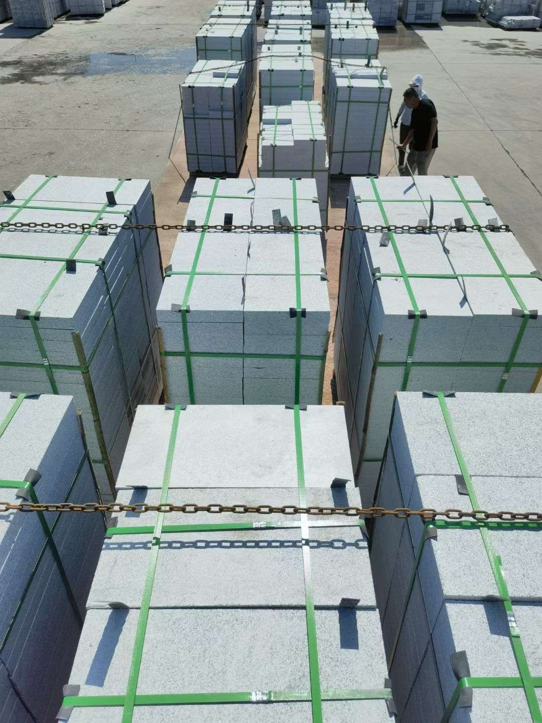 铁岭 芝麻白花岗岩5公分地铺石 花岗岩厂家工厂装车日常