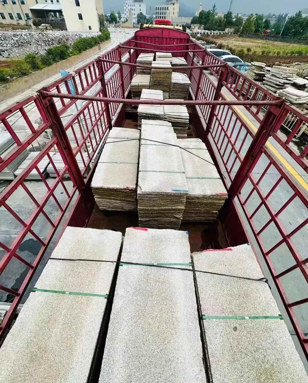 铁岭 黄金麻花岗岩荔枝面，光面毛板装车完成