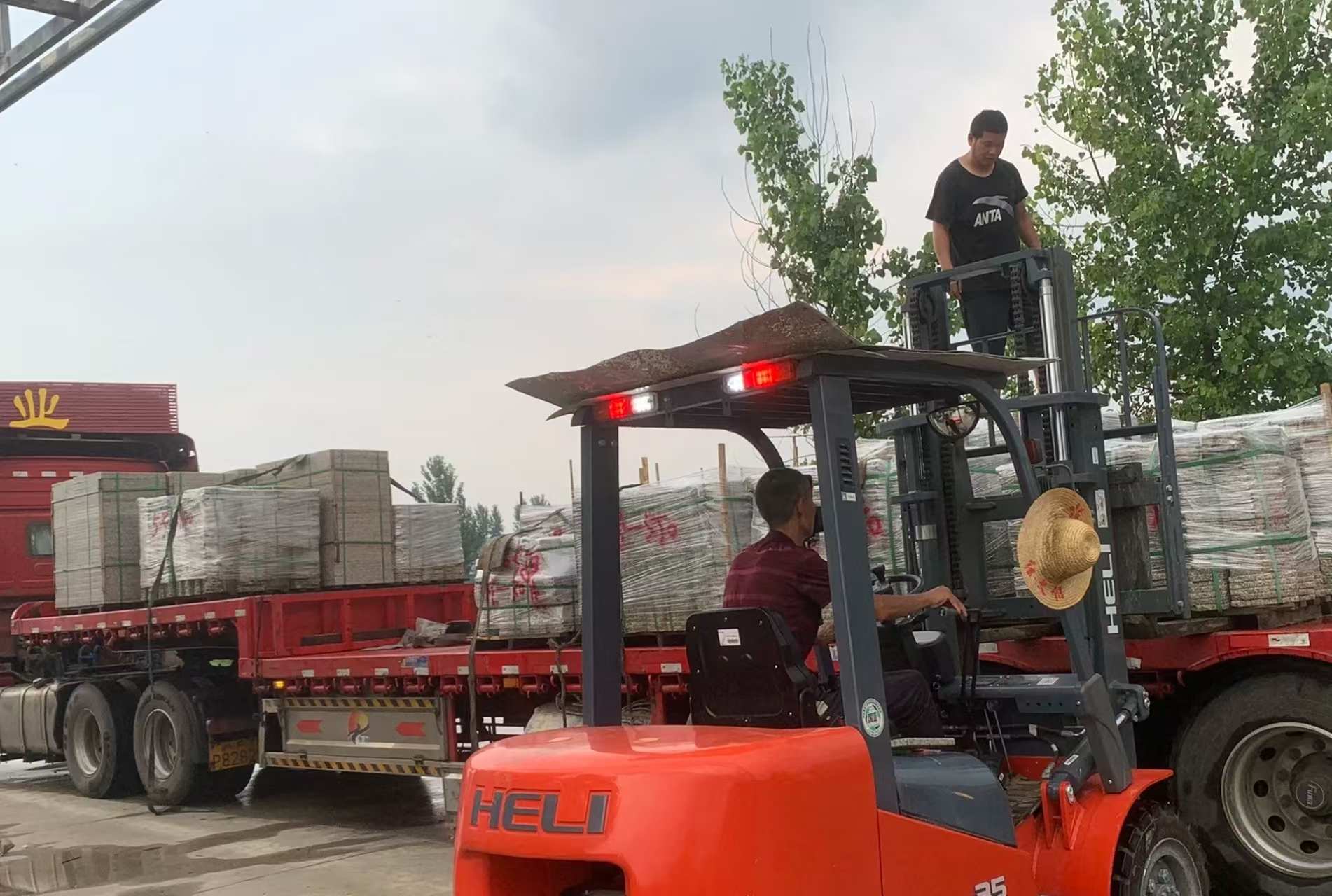 铁岭 黄金麻冰裂纹，地铺石装车