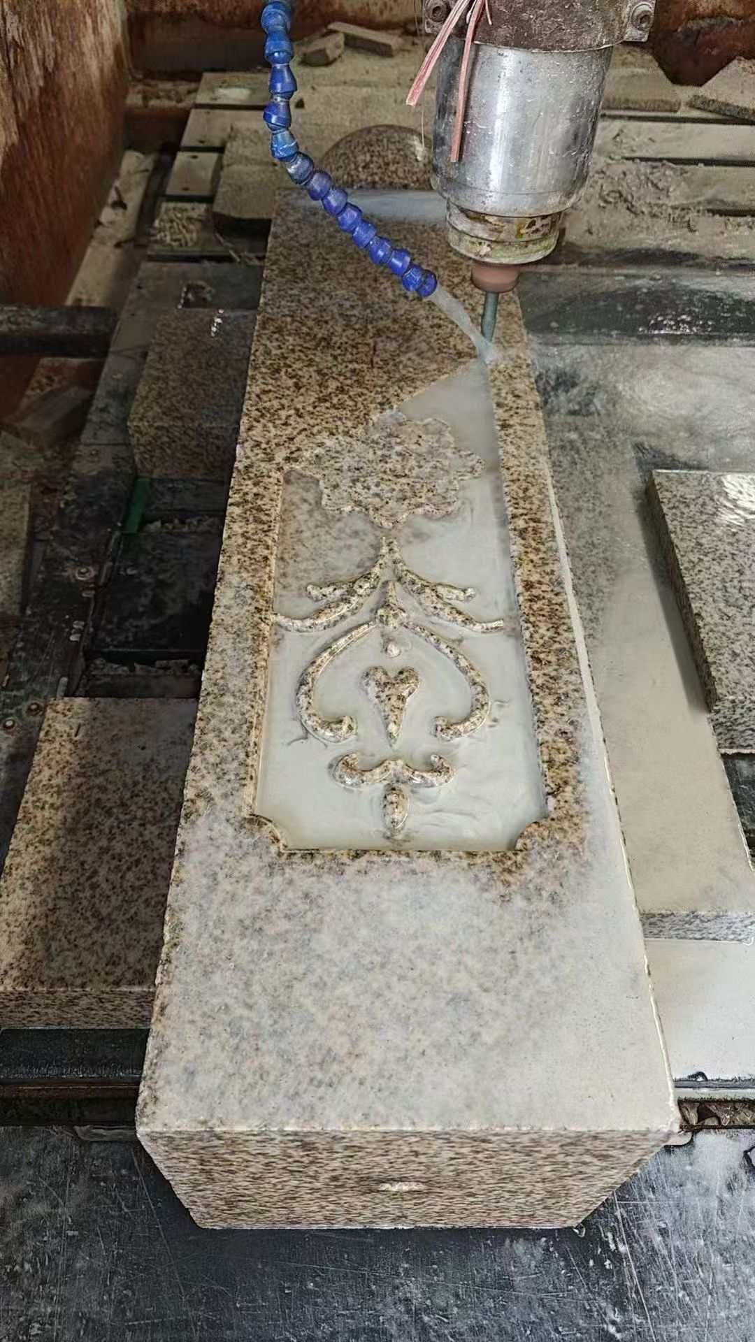 铁岭 黄金麻花岗岩异形加工雕刻栏杆大柱