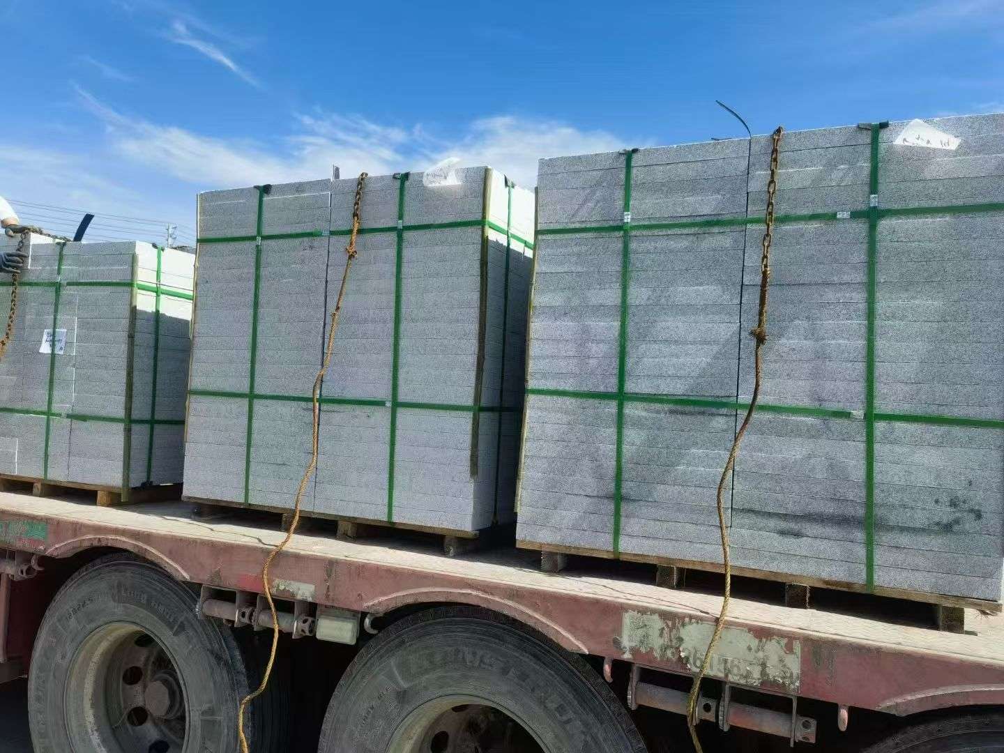 铁岭 芝麻白花岗岩地铺石装车日常