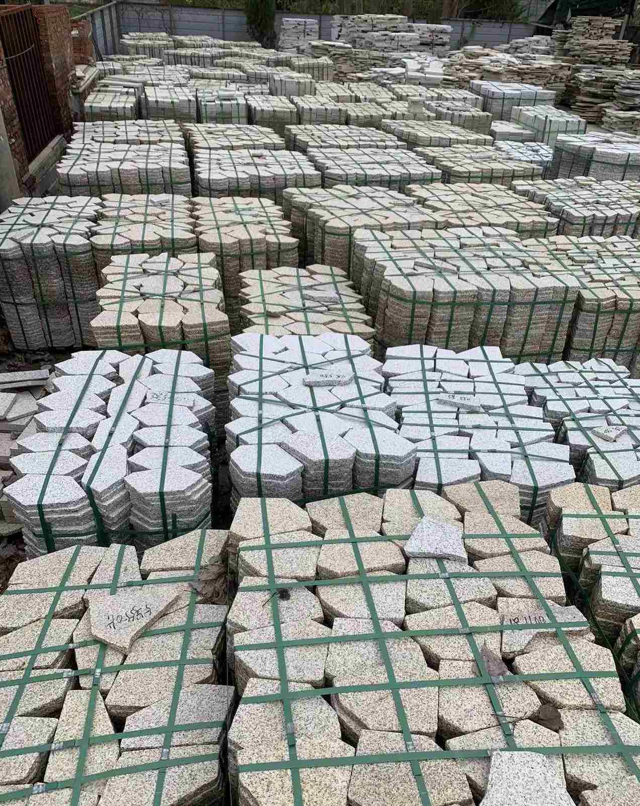 铁岭 黄金麻白麻花岗岩荔枝面地铺石(冰裂纹)