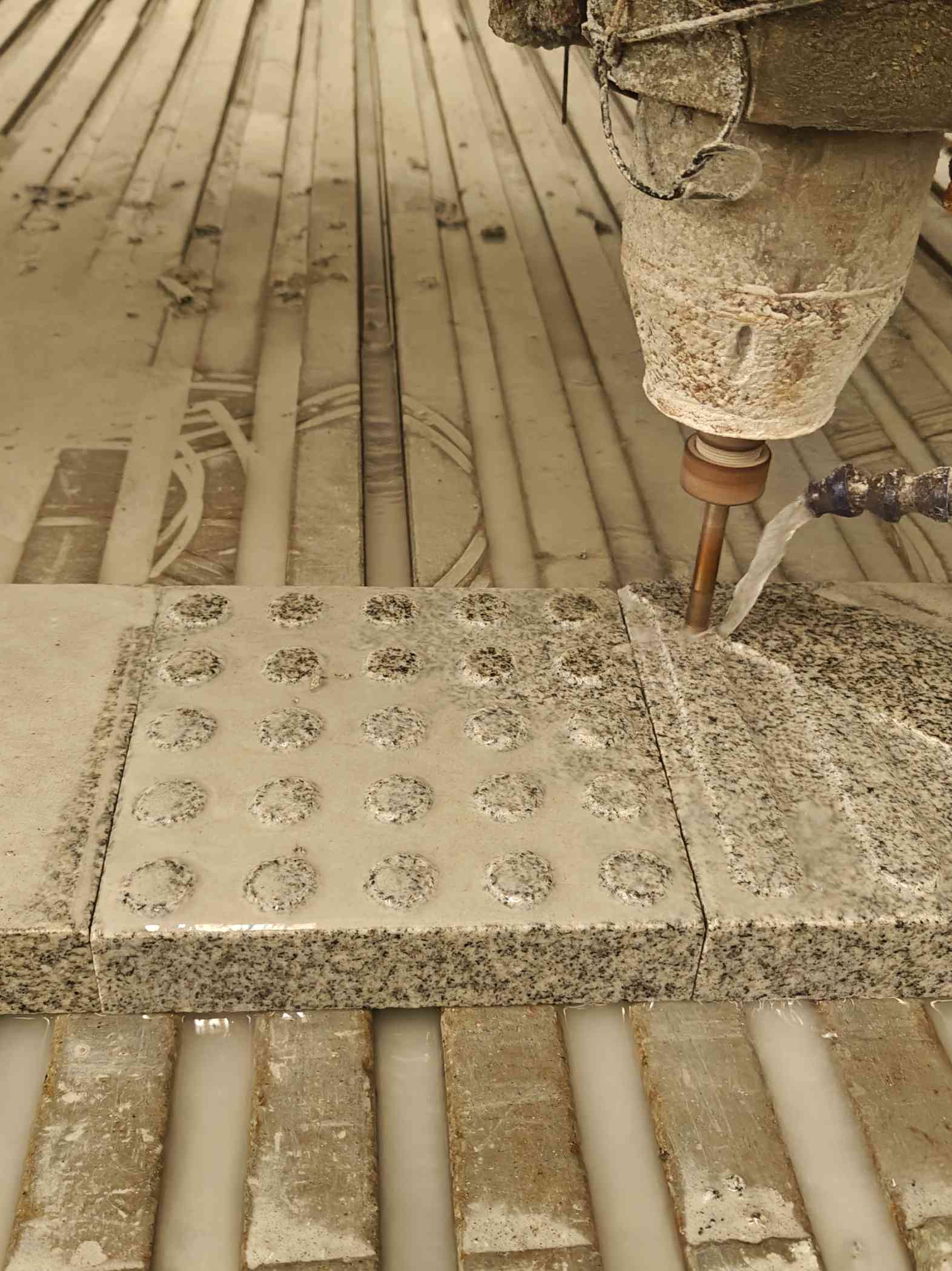 铁岭 芝麻白花岗岩石材盲人石、盲道石、盲点石