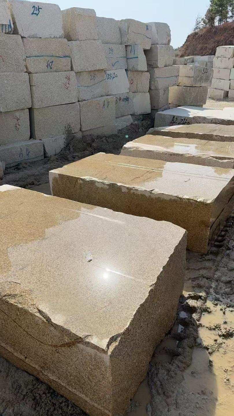 铁岭 黄金麻方料堆场洗料分选中，原材料充足