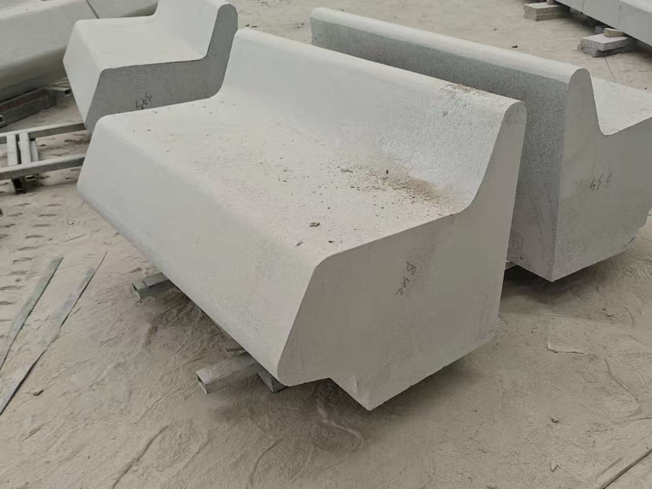 铁岭 芝麻白花岗岩异形坐凳，石凳