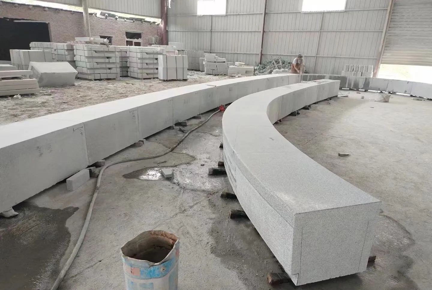 铁岭芝麻白花岗岩石板材 园林光面弧形坐凳