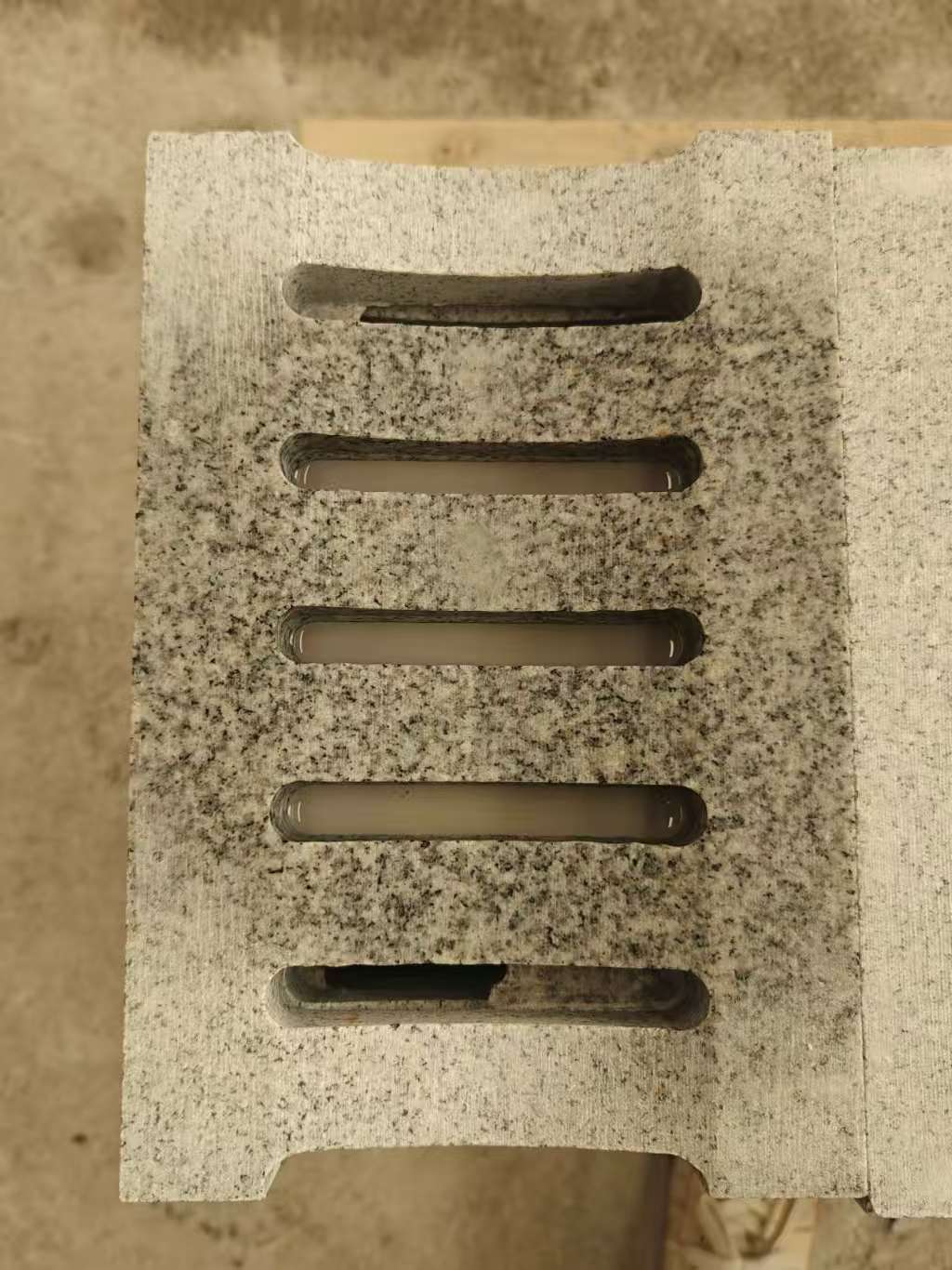 铁岭 芝麻白拉丝面花岗岩U型开槽排水槽